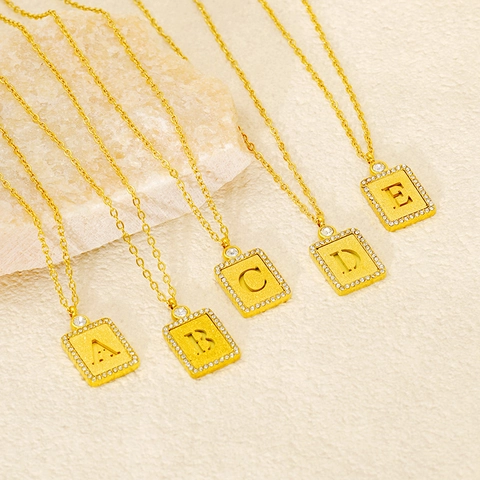 Initial-Buchstaben-Anhänger-Halskette 18 Karat Vergoldeter Edelstahl Mattierte Rechteckige Plakette Zirkonia Mikropflasterung