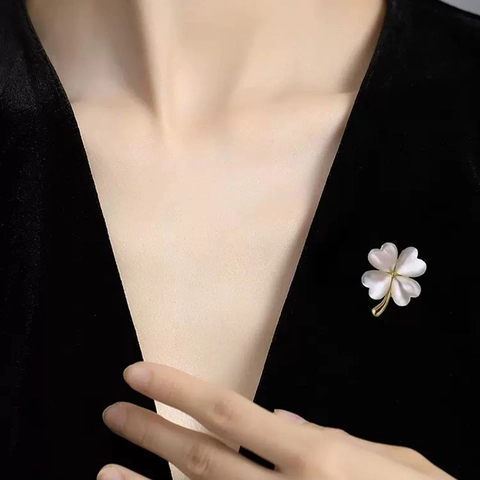 Clover Brooch Alloy Gold Plated Cat Eye Stone Elegant Suit Pin Accessory For Women Jewelry Gift