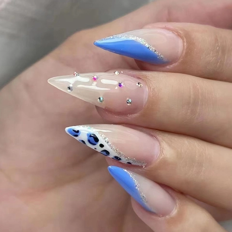 Blaue Weiße Leopard Press On Nails Mandel Stiletto Form Strass Glitzer Dekoration Falsche Nägel Künstliche Nägel Trendige Mode