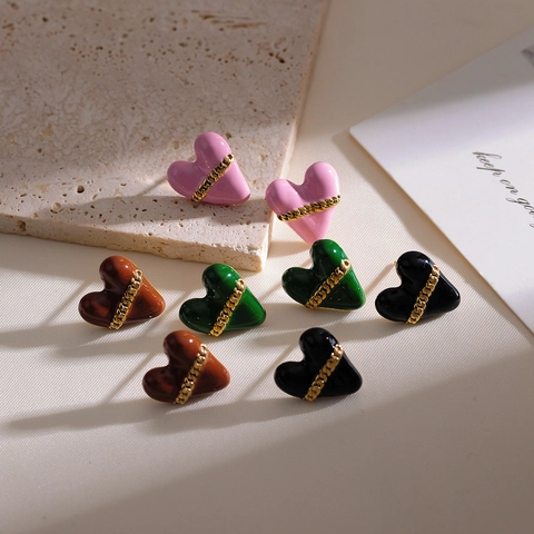 Vintage Stainless Steel Heart Earrings With Chain Design Elegant Glossy Enamel Style Ear Studs For Women Minimalist Fashion Jewelry Gift