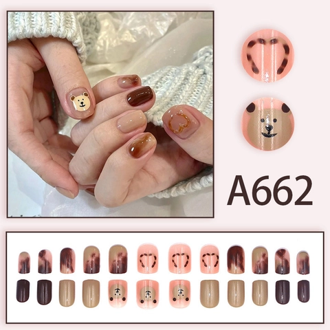 Unghie Finte Nude Marroni Lucide Decorazione Orso Cartone Animato Cuore Ambra Corte Quadrate Con Colla