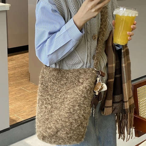 Damen Plüsch Schultertasche Beuteltasche Retro Kunstfell Große Kapazität Einfarbig Winter Weich Tote Mit Magnetverschluss