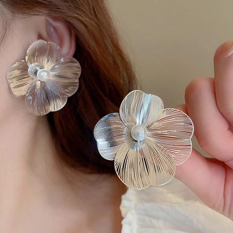 Pendientes De Botón De Flor Elegantes Color Plateado De Cobre Con Perla Artificial De Imitación Y Poste De Plata Para Mujer