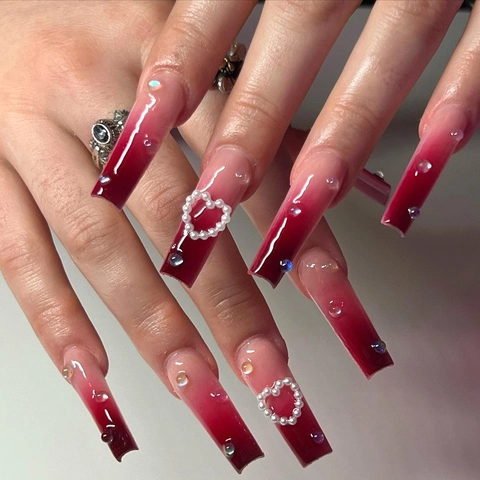 Uñas Postizas Largas Tipo Ataúd Ombré Vino Tinto Degradado Con Corazón De Perla Artificial Y Diamantes De Imitación