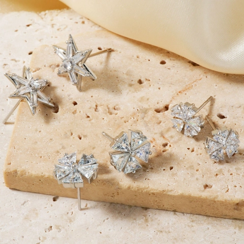 Boucles d'Oreilles Clous en Cuivre et Zirconia pour Femmes Bijoux Brillants Forme Fleur Flocon Étoile pour Fête Mariage Cadeau