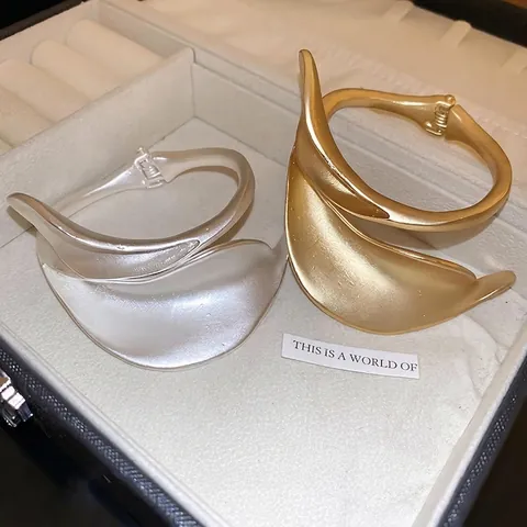 Matte Legering Blad Open Cuff Armband Overdreven Groot Onregelmatig Organisch Ontwerp Moderne Minimalistische Sieraden Voor Vrouwen