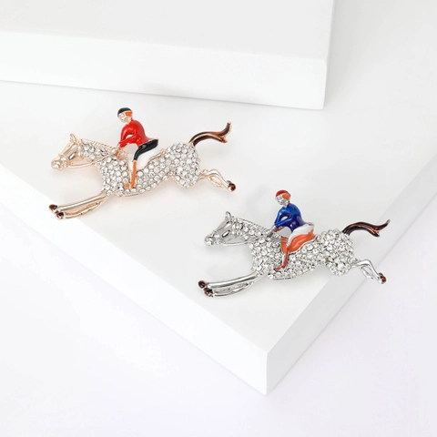 Spilla Equestre Vintage Cavaliere a Cavallo in Lega con Strass e Smalto Accessorio di Moda Gioielli per Uomo Donna Regalo
