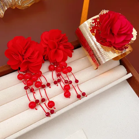 Pendientes De Flores De Tela Roja Con Poste De Plata Y Pulsera De Metal Dorado Borla Larga Elegante Exagerado