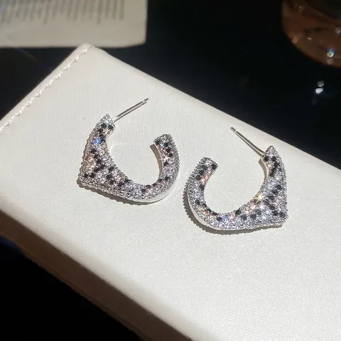 Luipaardprint C-Vormige Oorknopjes Met Zilveren Oorsteker Koperen Basis Micro Pave Zwarte Witte Zirkoon Trendy
