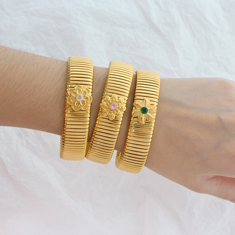 French Vintage Stainless Steel Gold Plated Flower Tubogas Stretch Bracelet For Women Rhinestone Inlaid Floral Open Bangle Jewelry