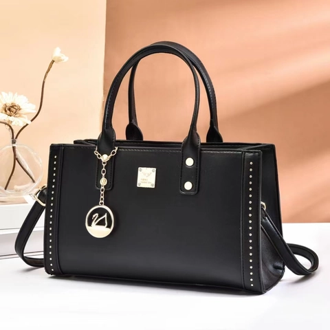 Borsa A Mano Da Donna Alla Moda In Pelle PU Rivetto Color Block Pendolare Tote Borsa A Tracolla Con Pendente A Cigno