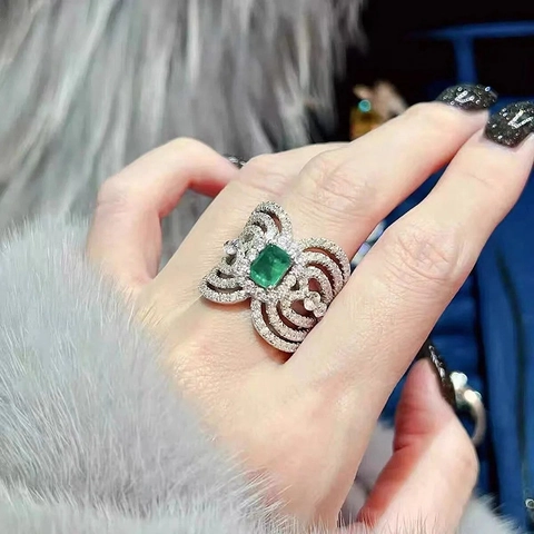 Hohl Bogen Form Ring Kupfer Mit Smaragdschliff Grünem Edelstein Und Mikro Pave Weißen Kristallen Eleganter Schmuck Für Damen