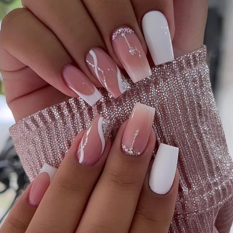 Faux Ongles À Presser French Dégradé Blanc Forme Cercueil Mi-Long Avec Strass Brillants Et Lignes Argentées Pailletées