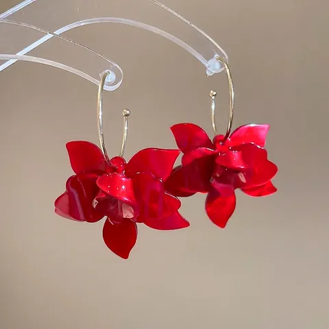 Pendientes Colgantes De Flores Rojas Con Pétalos De Resina Aros En Forma De C Dorados Y Poste De Plata 925