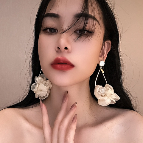 Pendientes Colgantes Vintage De Flores De Tela Beige Con Marco De Aleación Dorada Y Poste De Plata Esterlina 925