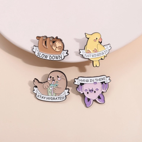 Cartoon Tier Emaille Pin Set Faultier Seeotter Fledermaus Nymphensittich Brosche Mit Englisch Slogan Für Kleidung Taschen Schmuck