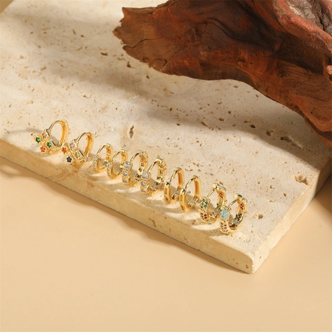 Orecchini A Cerchio Huggie In Zircone Colorato Rame Placcato Oro 14K Gioielli Geometrici Di Lusso Minimalisti Per Donne
