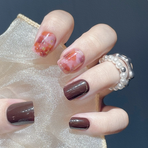 Unghie Finte Press On Marmo Smudge Foglia D'oro Marrone Rosa Lucido Corto Quadrato Manicure Elegante Donne