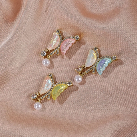Pendente Farfalla Conchiglia Iridescente Strass Perla Artificial Sintetica Placcato Oro 18K Asimmetrico Accessorio Gioielli Donna