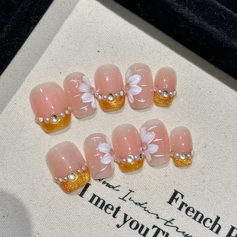 Unghie Finte Fatte a Mano Francese Punta Glitter Oro Motivo Floreale Bianco Con Perle Artificiali Strass Elegante Manicure
