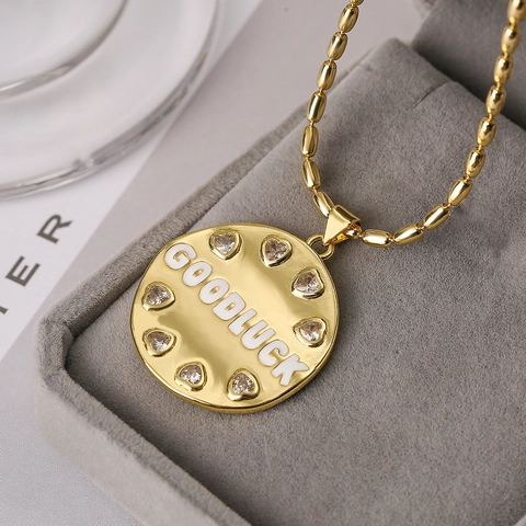 Good Luck Anhänger Halskette Gold Vergoldetes Kupfer Rundes Medaillon Mit Weißer Emaille Und Herz Zirkon