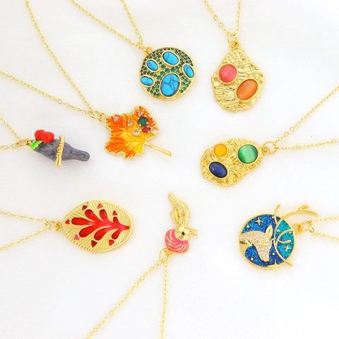 Collana con Ciondolo in Rame Smalto Strass Oro Multicolore Foglia di Acero Cavalluccio Marino Cervo Stellato Gioielli Animali per Donne