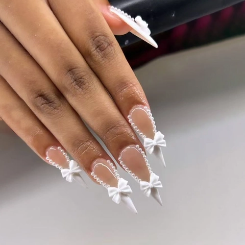 Lange Stiletto Künstliche Nägel Elegant Nude Pink French Tip Mit Dimensionaler Weißer Schleife Und Künstliche Perlen Dekor Für Frauen