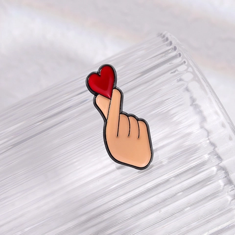 Spilla Creativa a Forma di Cuore con Dita in Smalto Lega Cuore Rosso Distintivo Gioielli Regalo per Uomo Donna