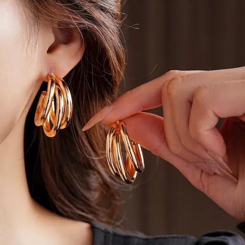 Mehrlagige C-Förmige Geometrische Creolen Poliert Gold Einfacher Schicker Schmuck Mit Silbernem Ohrstecker Für Damen