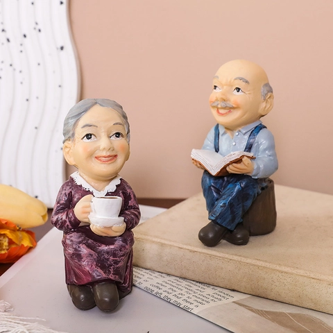 Resin Old Couple Figurines Grandparents Statues For Wedding Anniversary Home Decor Handmade Painted Warm Gift