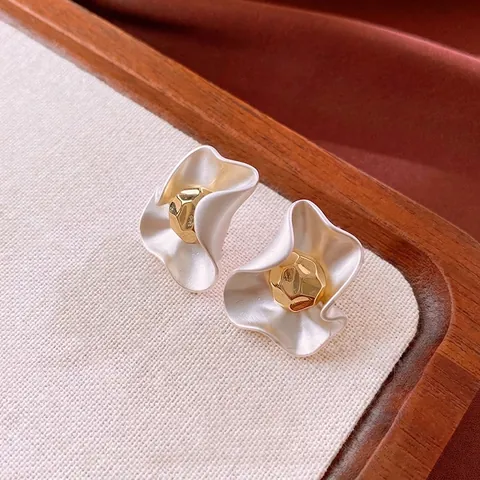 Pendientes De Botón Flor Aleación Chapado En Oro Con Poste De Plata Arrugado Retro Francés Joyería De Moda Para Mujeres