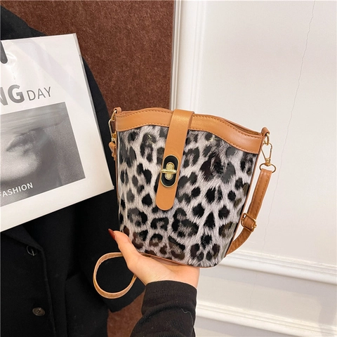 Borsa Secchiello Donna Moda Pelle PU Lucida Stampa Leopardata Retrò Borsa Spalla Tracolla Chiusura Girevole Oro Profili Contrasto