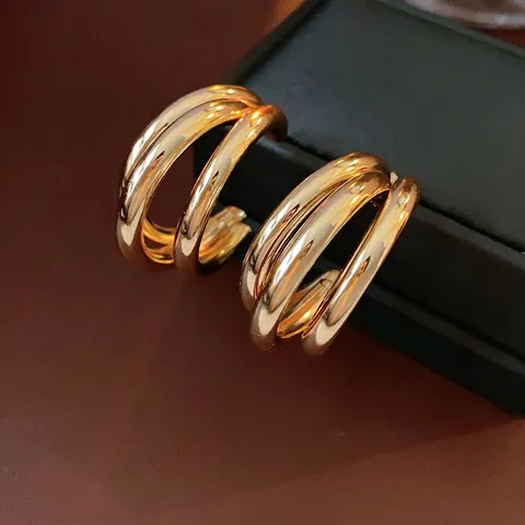Mehrlagige C-Förmige Geometrische Creolen Poliert Gold Einfacher Schicker Schmuck Mit Silbernem Ohrstecker Für Damen
