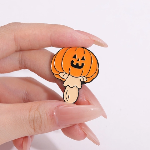 Spilla in Smalto a Forma di Fungo di Halloween Simpatica Zucca Fantasma Teschio Distintivo per Abbigliamento Zaino Unisex Lega
