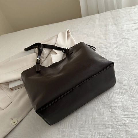Borsa Tote Grande Capacità Pelle PU Retro Minimalista Borsa Spalla Donna Ufficio Pendolare Con Ciondolo Baseball