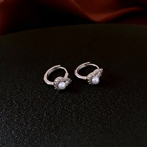Hartvormige Faux Kunstparel Huggie Hoop Oorbellen Met Zirkoon Koper En 925 Sterling Zilveren Oorsteker Elegante Sieraden Voor Dames