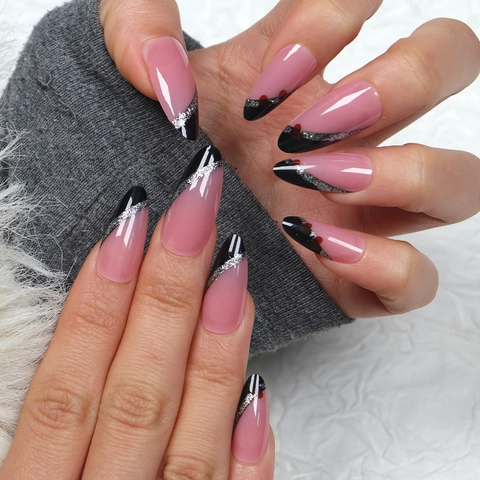 Long Almond Press On Nails Frans Ontwerp Nude Roze Zwarte Diagonale Tips Zilveren Glitter Kunstnagels