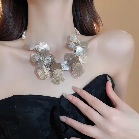 Collana Statement A Fiori In Metallo Cavo Stile Francese Con Catena Di Künstliche Perle Imitazione Petali Esagerati Girocollo Moda