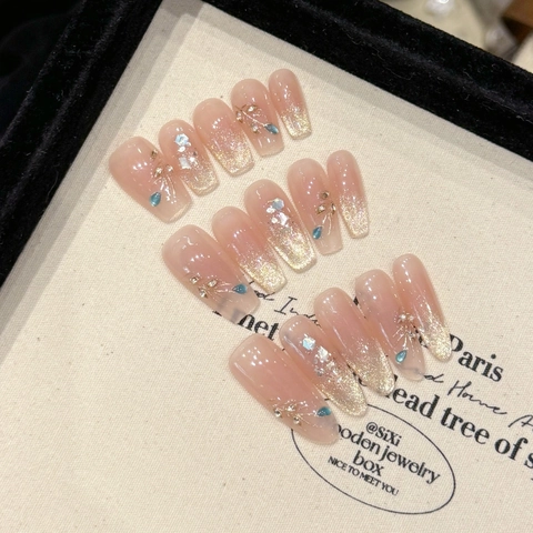Handgemaakte Press On Nagels Nude Roze Verloop Goud Glitter 3D Bloem Strass Elegante Coffin Amandel Kunstnagels