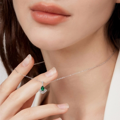 Retro S925 Sterling Silver Synthetic Emerald V-Shaped Pendant Necklace Princess Cut Green Gemstone Clavicle Chain For Women