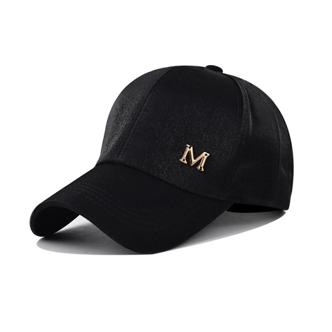 Gorra De Béisbol De Moda Tela De Satén Con Marca M De Metal Dorado Sombrero De Visera Ajustable Color Sólido Mujer Hombre