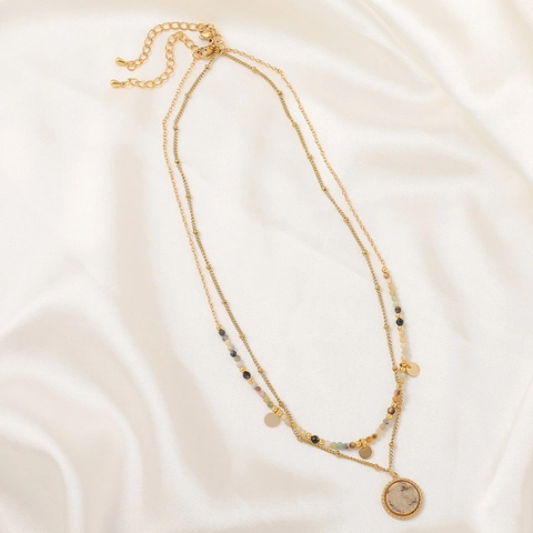 Collana a Doppio Strato in Acciaio Inossidabile Bohémien Placcata Oro con Perline in Pietra Naturale Pendente a Disco Tondo da Donna