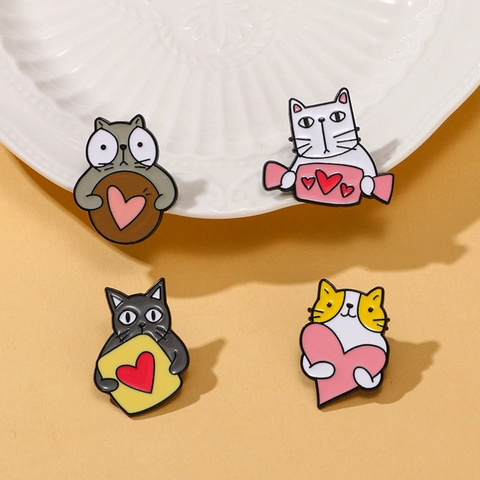 Spilla in Smalto Gatto Cartone Animato per Bambini Donna Carino Animale Che Abbraccia Cuore Distintivo in Lega di Zinco per Vestiti