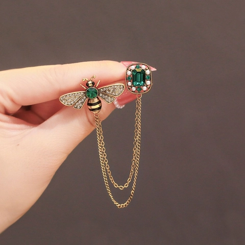 Vintage Alloy Rhinestone Bee Brooch With Tassel Chain Emerald Green Crystal Artificial Pearl Court Style Costume Pin Jewelry For Women