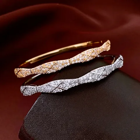 Eleganter Gesteppter Armreif Kupfer Vergoldet Mit Zirkonia Pavé Oval Kreuz Mode Schmuck Für Damen