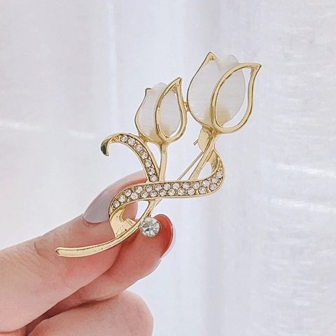 Elegant Tulip Flower Brooch Zinc Alloy Gold Plated Rhinestone Cat's Eye Stone Pin Jewelry For Women Dress Suit Accessories
