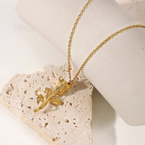 18K Gold Plated Stainless Steel 3D Rose Flower Pendant Necklace Exquisite Elegant Floral Jewelry Gift For Women