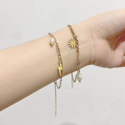 Edelstahl Armband Für Damen Mit 18K Vergoldeter Figaro Kette Künstliche Barockperle Gänseblümchen Blitz Anhänger Schmuck