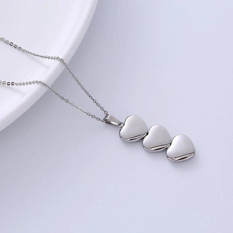 Collana Con Pendente A Triplo Cuore Acciaio Inossidabile 316L Minimalista Lucido Tono Argento Gioielli Per Donna