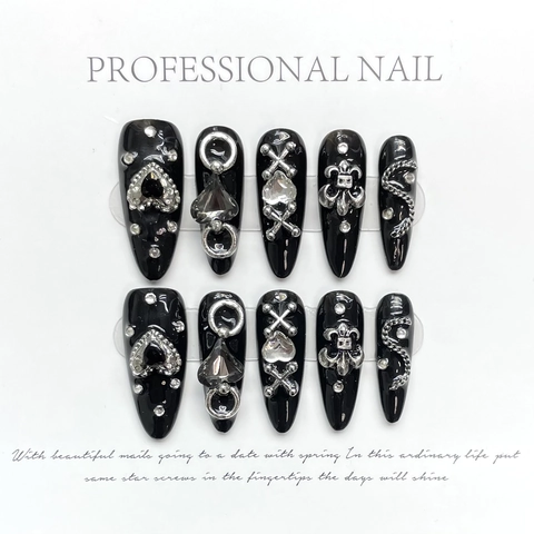 Gothik Schwarz Aufklebbare Nägel Handgefertigt Stiletto Glänzend Mit Silbernen Legierungsanhängern Kreuz Herz Punk Stil